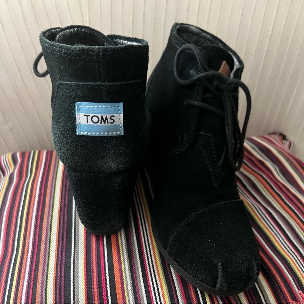 TOMS Black Suede Lace-Up Wedge Booties Sz 7.5
